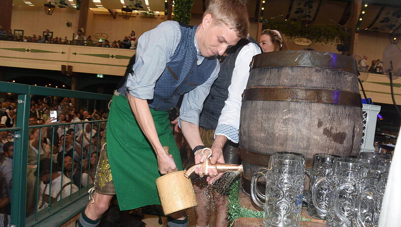 Beim Anzapfen in der Bräurosl auf der Wiesn 2024 benötigte Dominik Krause nur zwei Schläge. Beim Anzapfen in der Bräurosl auf der Wiesn 2024 benötigte Dominik Krause nur zwei Schläge.