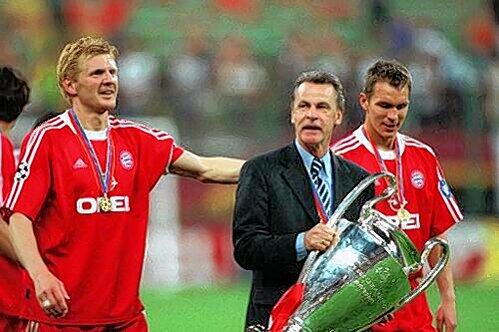 Vor neun Jahren gab es für die Bayern zum bislang letzten Mal den Henkelpott: Trainer Ottmar Hitzfeld und Kapitän Stefan Effenberg.