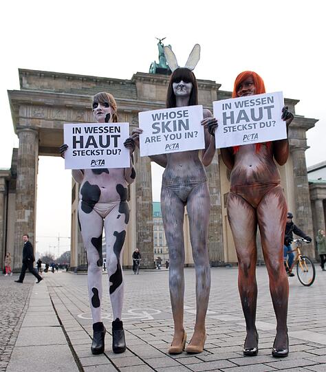 Mitlieder der Tierschutzorganisation Peta demonstrierten am Dienstag gegen die Fashion Week. Die Bilder!