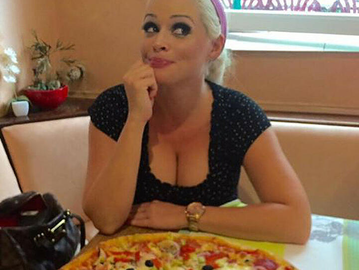 Daniela Katzenberger kann es kaum erwarten, das erste Stück Pizza zu essen
