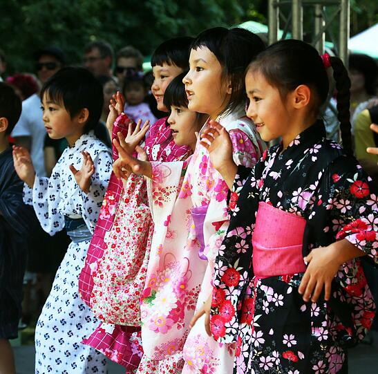 Kinder der Japanischen Samstagsschule bei einer Tanzvorführung