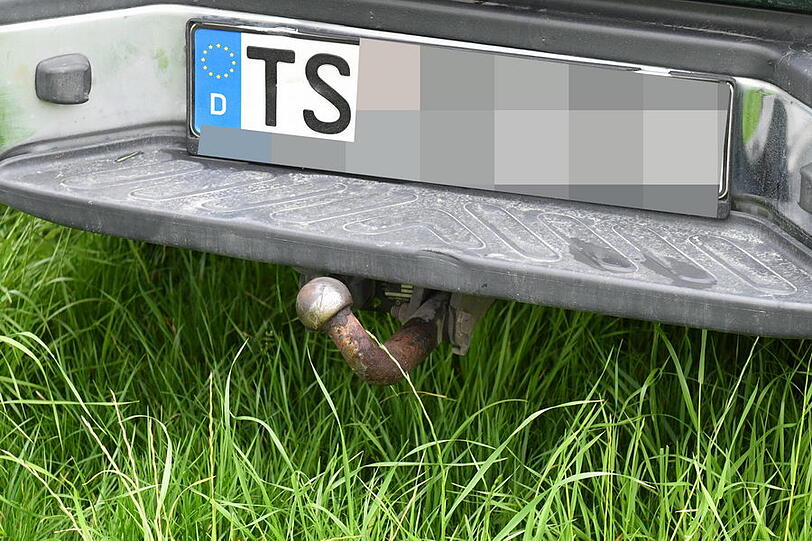 Bilder vom Verkehrsunfall auf der B304: Der Anhänger wurde so stark beschädigt, dass die Kühe entkommen konnten. Die Polizei musste ein Tier erschießen.