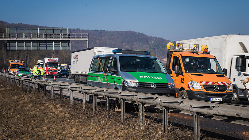 Der Gefangenentransporter kollidierte mit einem Lkw, alle acht Insassen werden teils schwer verletzt.