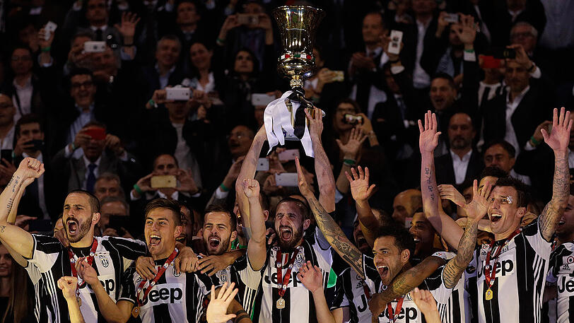 Turins Giorgio Chiellini hält den Pokal hoch und jubelt mit seiner Mannschaft über den Sieg im Pokalfinale der Coppa Italia.