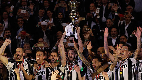Turins Giorgio Chiellini hält den Pokal hoch und jubelt mit seiner Mannschaft über den Sieg im Pokalfinale der Coppa Italia.