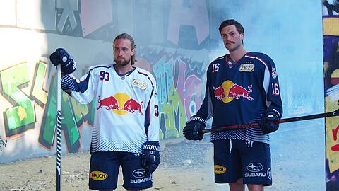 Präsentieren die neuen Leiberl: Die EHC-Stars Maximilian Kastner (l.) im weißen Auswärtstrikot und Konrad Abeltshauser im blauen Heimdress.