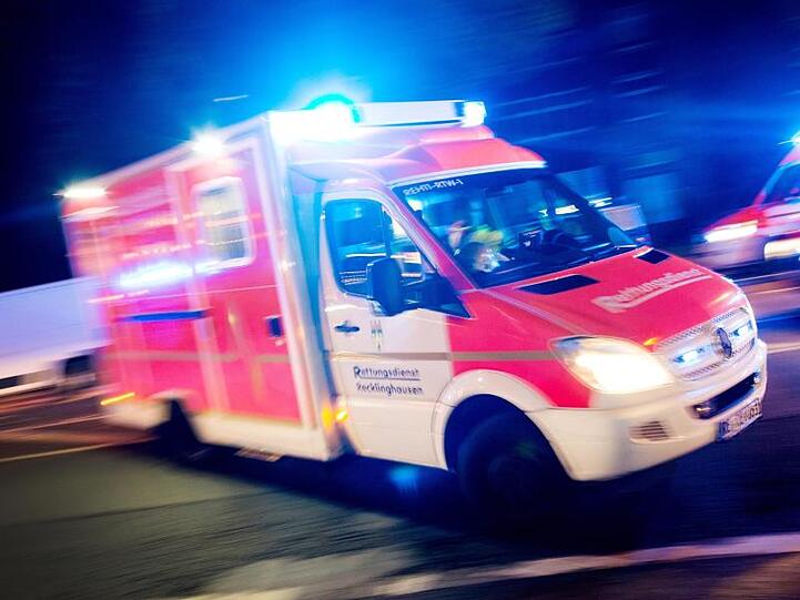 Ein Rettungswagen fährt mit Blaulicht durch eine Straße. Foto: Marcel Kusch/dpa/Symbolbild