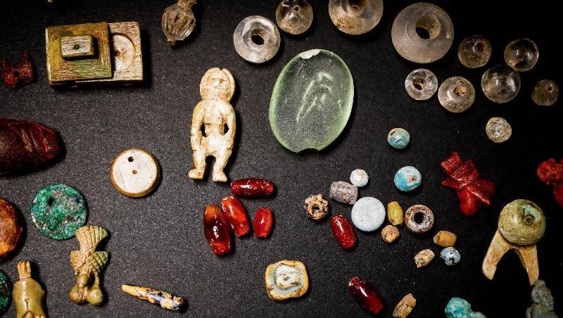 Amulette, Edelsteine, Puppen aus der Truhe. Amulette, Edelsteine, Puppen aus der Truhe.