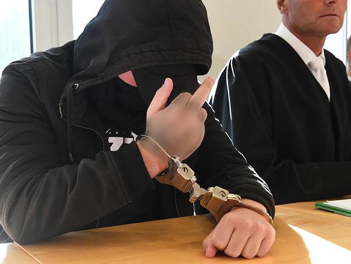 Kaltschnäuzig: Der 19-jährige Angeklagte zeigt im Landgericht in Stralsund den Mittelfinger.
