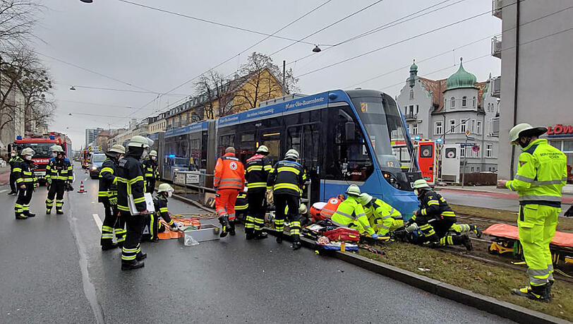 Die Feuerwehr konnte die 83-Jährige nach dem Unfall befreien. Nun ist sie im Krankenhaus gestorben.