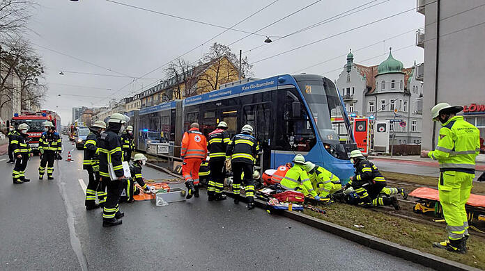 Die Feuerwehr konnte die 83-Jährige nach dem Unfall befreien. Nun ist sie im Krankenhaus gestorben.