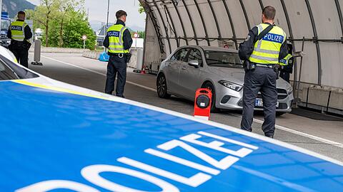 Die Bundespolizei kontrolliert seit einiger verst&auml;rkt auch an den bayerischen Au&szlig;engrenzen. (Archivbild)