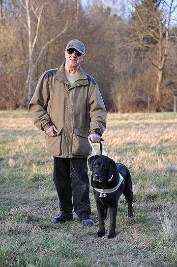 Josef R. mit seinem Blindenführhund Jamie (9). Auch er nimmt an, dass der Tierquäler seinen Labrador töten wollte.
