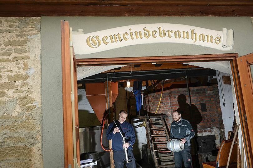 Thomas Bretscher (l) und Christian Müller brauen am 05.04.2014 in der Gemeindebrauerei in Thundorf (Bayern) ihr Bier.