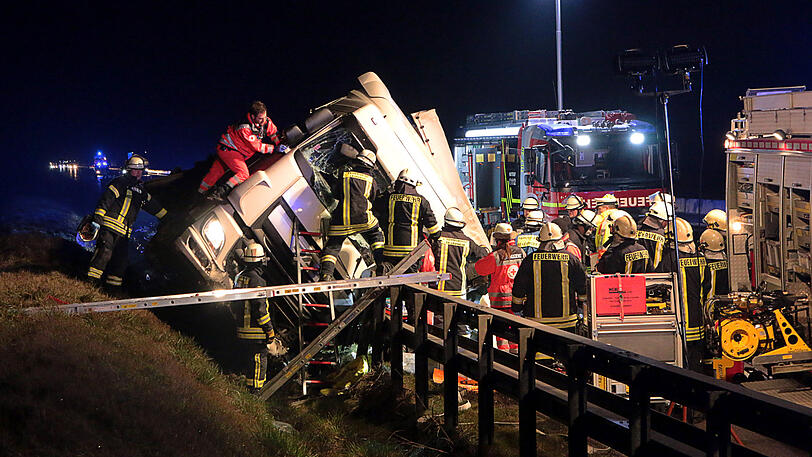 Der Lkw landete auf der Leitplanke, in der Folge gab es erhebliche Behinderungen auf der A8.