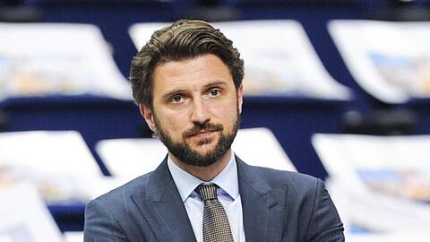 Marko Pesic steht vor dem Spiel am Spielfeldrand. Foto: Annegret Hilse/dpa/Archivbild