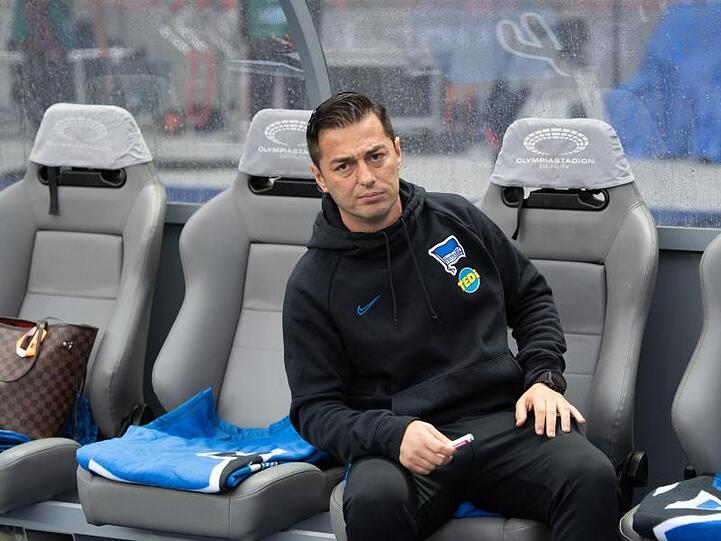 Ante Covic, der Trainer von Hertha BSC Berlin sitzt vor Spielbeginn auf der Bank. Foto: Soeren Stache/zb/dpa/Archivbild