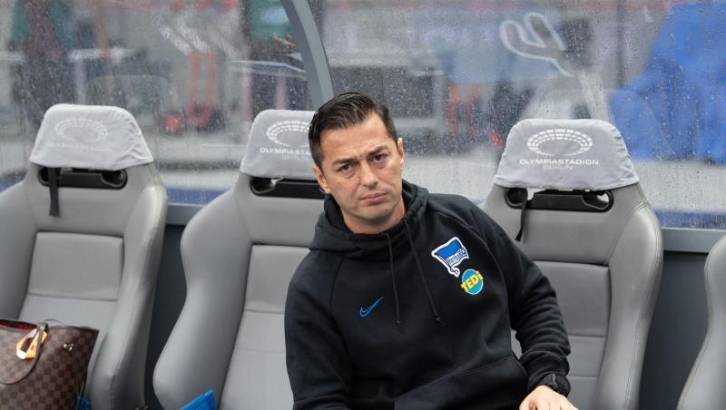 Ante Covic, der Trainer von Hertha BSC Berlin sitzt vor Spielbeginn auf der Bank. Foto: Soeren Stache/zb/dpa/Archivbild