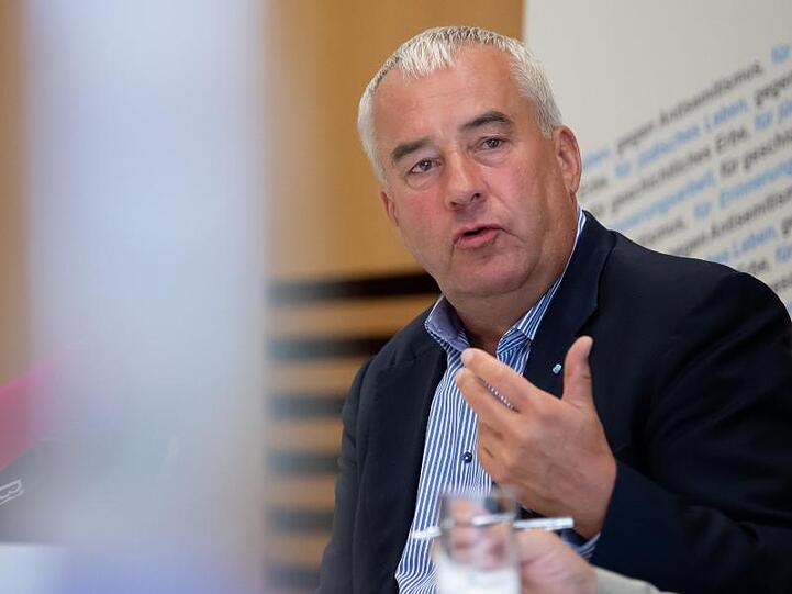 Ludwig Spaenle (CSU), Antisemitismusbeauftragter der Bayerischen Staatsregierung, nimmt an einer Pressekonferenz teil. Foto: Sven Hoppe