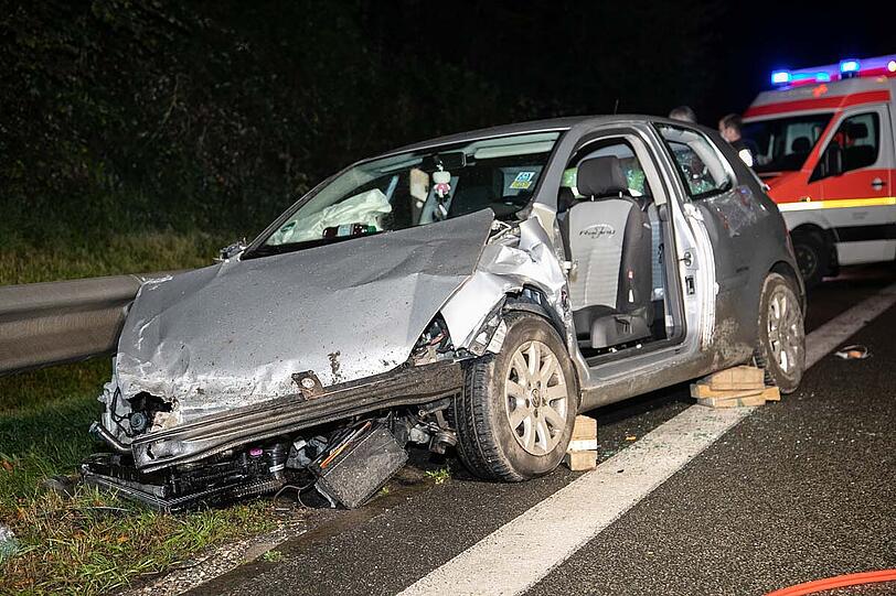 Durch die Kollision prallten beide Autos auf der A8 mehrmals in die Leitplanken.