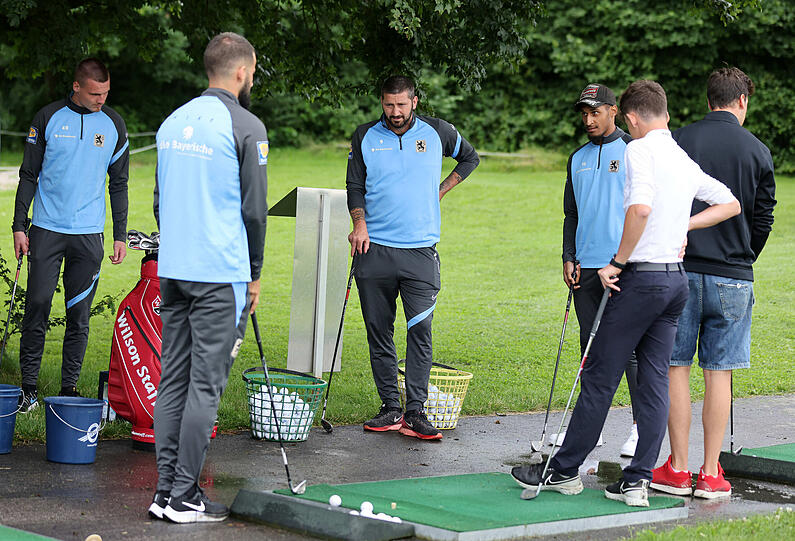 Sascha Mölders und seine Löwen beim Golfen.