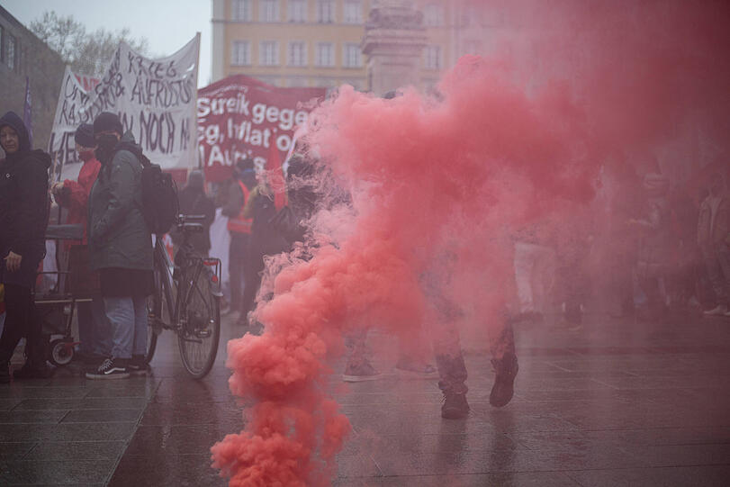 Großer Demozug durch München am Tag der Arbeit. Rund 4.000 Menschen beteiligten sich an der Kundgebung. Die Bilder.