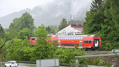 Die Lok und ein Wagon des verunglückten Zugs stehen an der Unglücksstelle auf dem Gleis.
