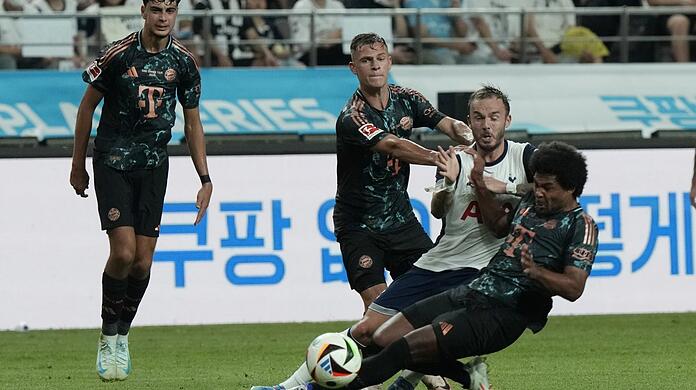 Starker Auftritt als Abräumer und Ballverteiler beim 2:1 gegen Tottenham Hotspur: Bayern-Star Joshua Kimmich (l.), der von Trainer Vincent Kompany wieder auf seiner Lieblingsposition im defensiven Mittelfeld eingesetzt wird.
