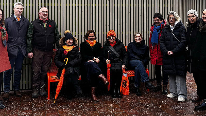 Die „Orange Bank“ auf dem Elisabethmarkt soll ein Zeichen setzen gegen Gewalt an Frauen.