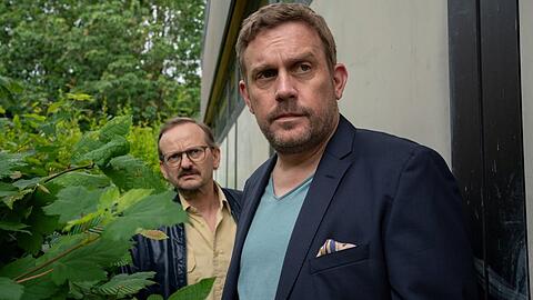 "Danowski: Neunauge": Kommissar Adam Danowski (Milan Peschel) und Fallanalytiker Martin Gaitner (Sebastian Bezzel, r.) sind auf dem Weg um sich im Keller die mumifizierte Leiche anzuschauen.