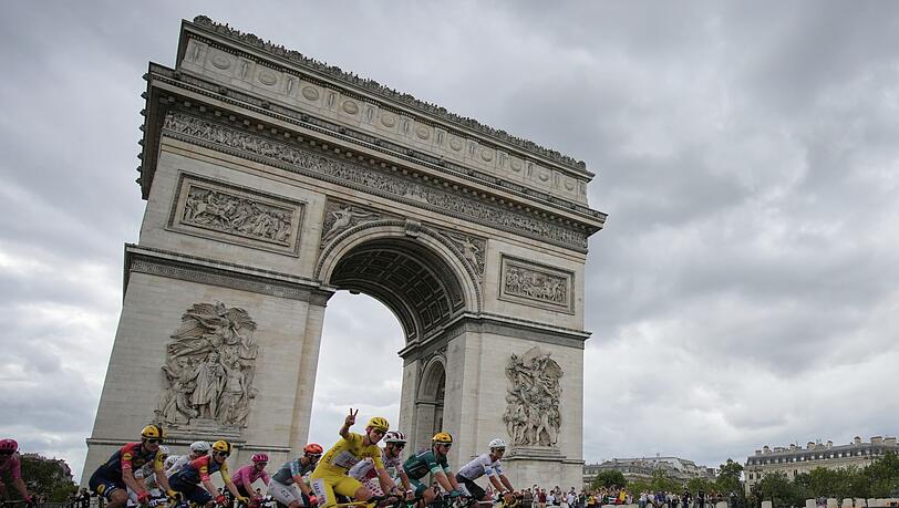 Tadej Pogacar auf seiner Tour d'Honneur in Paris. Tadej Pogacar auf seiner Tour d'Honneur in Paris.