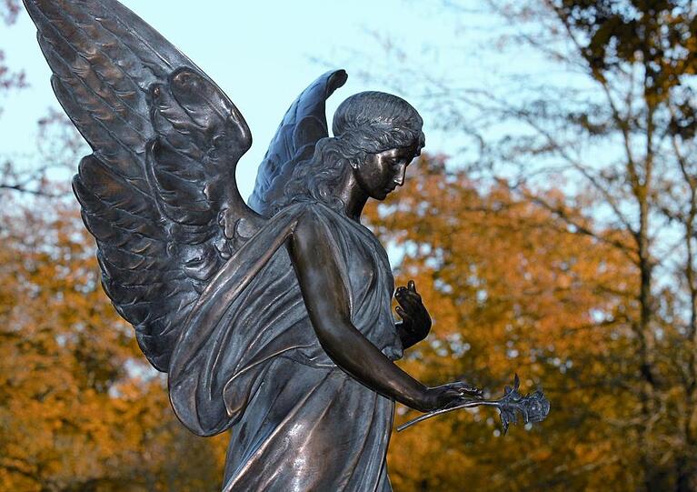 Auch dieser Engel auf dem Nordfriedhof erscheint als Frauengestalt und mit Rose.