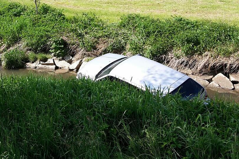 Ein Spaziergang mit bösen Folgen: Einem 25-Jährigen ist sein Auto in die Bina gerollt.
