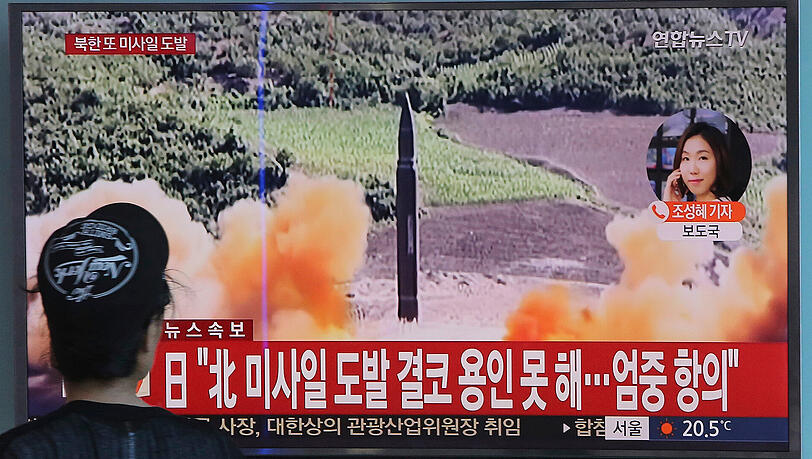 Ein Passant in Seoul (Südkorea) schaut am Donnerstag die Nachrichten über den erneuten Raketenabschuss im Nachbarland. Ein Passant in Seoul (Südkorea) schaut am Donnerstag die Nachrichten über den erneuten Raketenabschuss im Nachbarland.