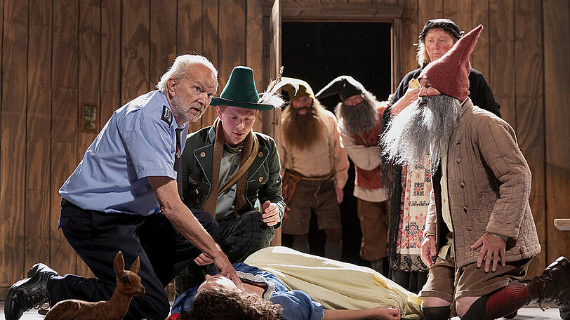 "Dead End: Nur ein Apfel": Peter (Michael Gwisdek) kann nur noch Schneewittchens Tod feststellen
