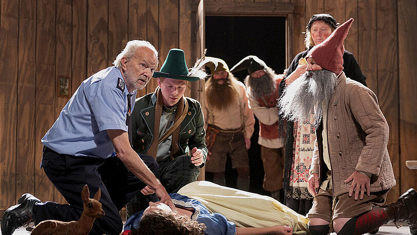 "Dead End: Nur ein Apfel": Peter (Michael Gwisdek) kann nur noch Schneewittchens Tod feststellen "Dead End: Nur ein Apfel": Peter (Michael Gwisdek) kann nur noch Schneewittchens Tod feststellen