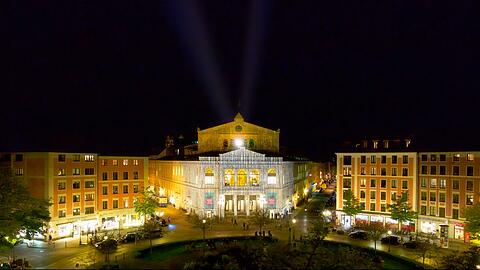Die Fassade des Gärtnerplatztheaters erstrahlt jeden Abend bis 22 Uhr mittels einer Videolichtinstallation.