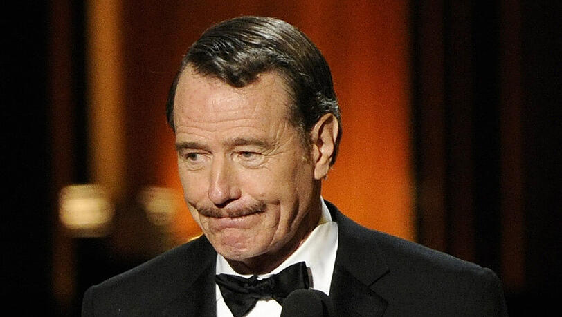Bryan Cranston hält seinen mittlerweile vierten Emmy in den Händen Bryan Cranston hält seinen mittlerweile vierten Emmy in den Händen