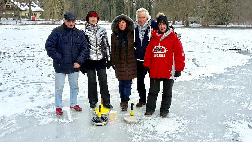 Rentner Jürgen Zwickh hat am Donnerstag seine Eisstockschützen-Freunde am Hinterbrühler See fotografiert (links Gaggi Ostertag). Mit seinem Akkuschrauber, sagt er, habe er 16,5 Zentimeter Eisdicke gemessen.