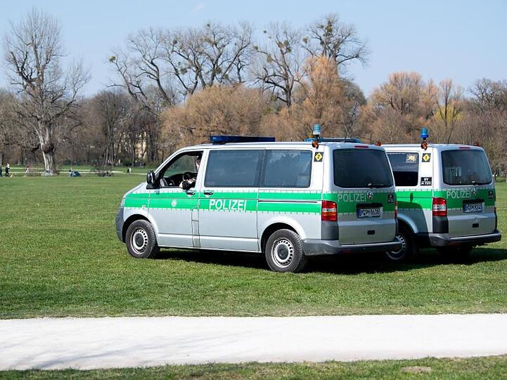 Polizeifahrzeuge im Englischen Garten in München.