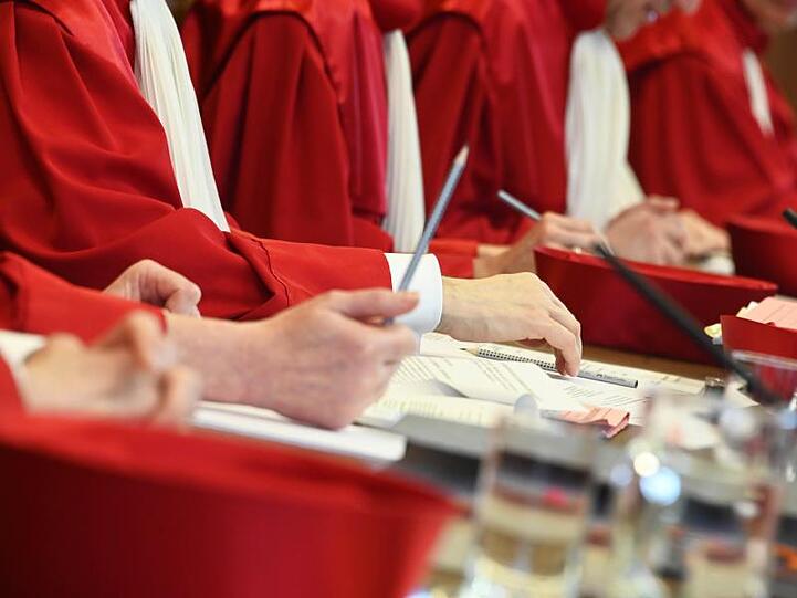 Roben der Richter des Bundesverfassungsgerichtes. Foto: Uli Deck/dpa/Archivbild