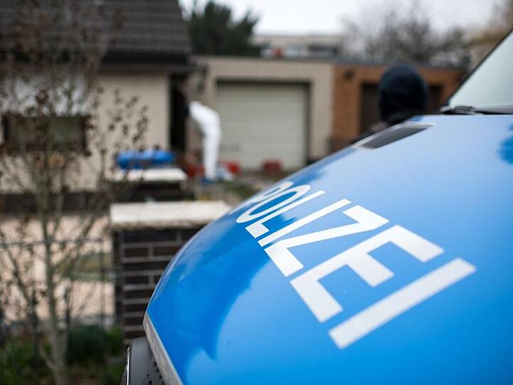 Am Freitag untersuchte ein Team von Kriminaltechnikern das Haus des Schwagers auf Spuren.