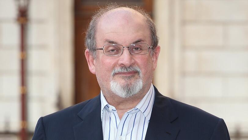 Salman Rushdie wurde am Freitag auf offener Bühne angegriffen.
