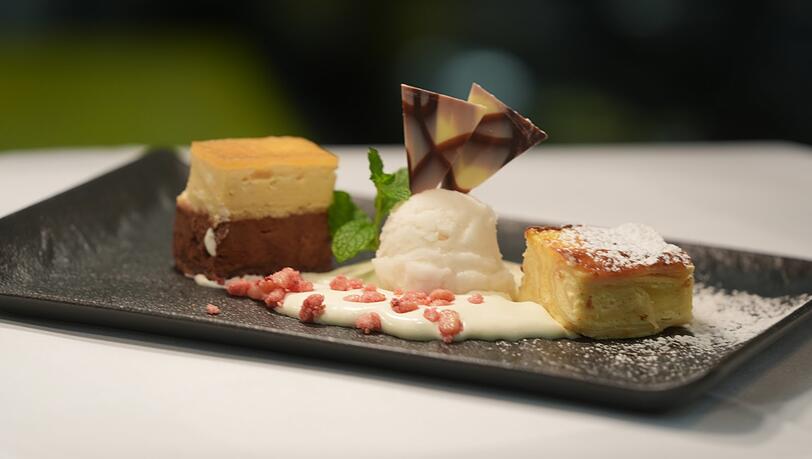 Fünfter Gang: Birne mit Topfen: Birnen-Schokoladen-Schnitte, Sorbet, Honig-Mandel-Topfencreme im Strudelteig Fünfter Gang: Birne mit Topfen: Birnen-Schokoladen-Schnitte, Sorbet, Honig-Mandel-Topfencreme im Strudelteig