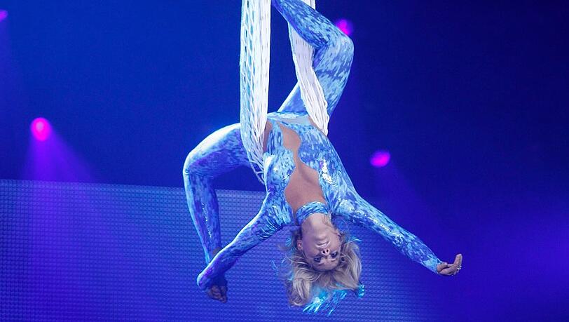 Helene Fischer scheut keine akrobatischen Höchstleistungen. Helene Fischer scheut keine akrobatischen Höchstleistungen.