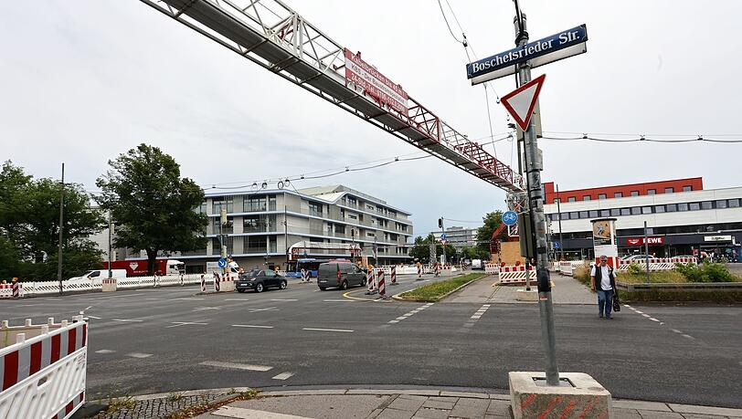 Blick von der Nordseite der Boschetsrieder Straße Richtung Schulneubau. Wer hier über die etwa 25 Meter breite Kreuzung geht, schafft es nicht in einer Ampelphase.