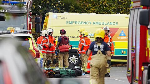 Auf Bildern vom Ort des Geschehens waren zahlreiche Rettungswagen und schwer bewaffnete Polizisten zu sehen.