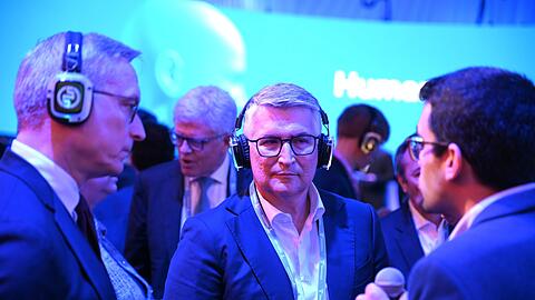 Ein neuer Chef soll es richten: Santiago Argelich Hesse (Mitte) neben Bundesdigitalminister Karsten Wildberger (CDU, links) beim Rundgang &uuml;ber den Telef&oacute;nica-Messestand bei der Digitalmesse MWC in Barcelona im M&auml;rz.