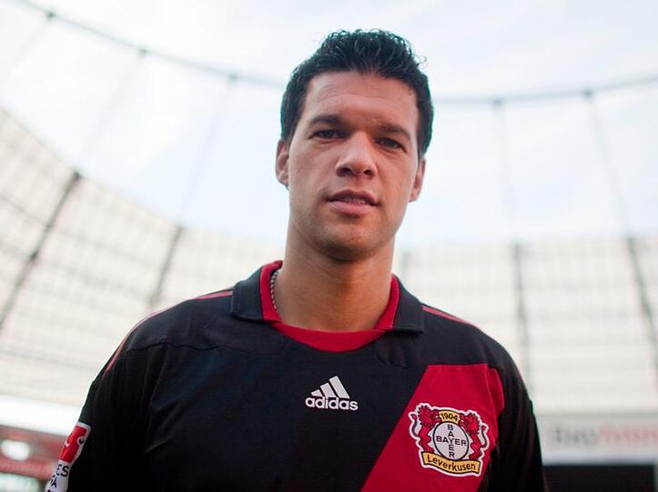 Michael Ballack wünscht sich &bdquo;Respekt und Loyalität&ldquo; in der Nationalelf. Am Dänemark-Länderspiel nimmt der rekonvaleszente Leverkusen-Rückkehrer nicht teil.