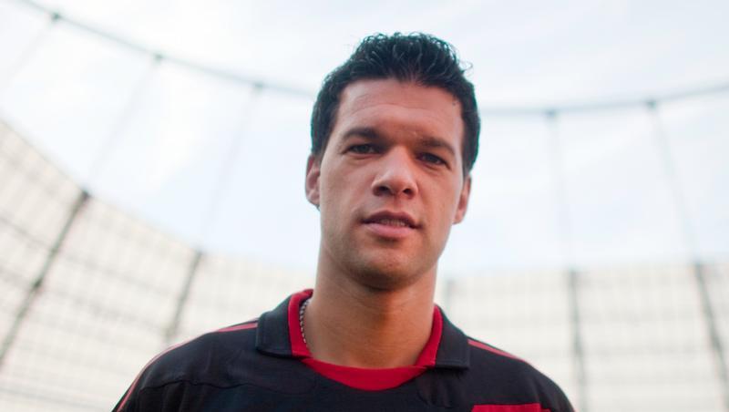 Michael Ballack wünscht sich „Respekt und Loyalität“ in der Nationalelf. Am Dänemark-Länderspiel nimmt der rekonvaleszente Leverkusen-Rückkehrer nicht teil. Michael Ballack wünscht sich „Respekt und Loyalität“ in der Nationalelf. Am Dänemark-Länderspiel nimmt der rekonvaleszente Leverkusen-Rückkehrer nicht teil.